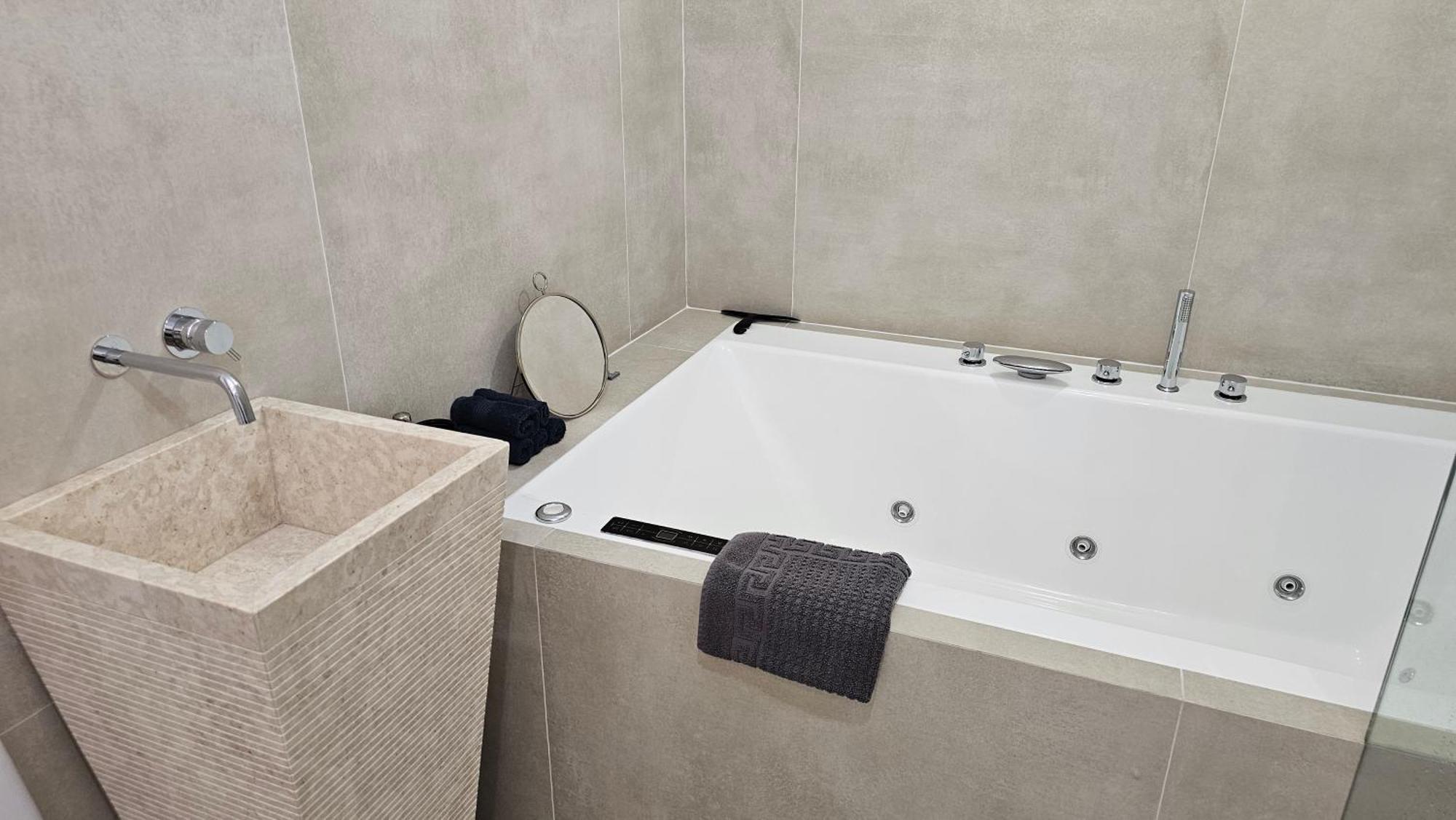 Oasis Jacuzzi Retreat Apartment Марбеля Екстериор снимка