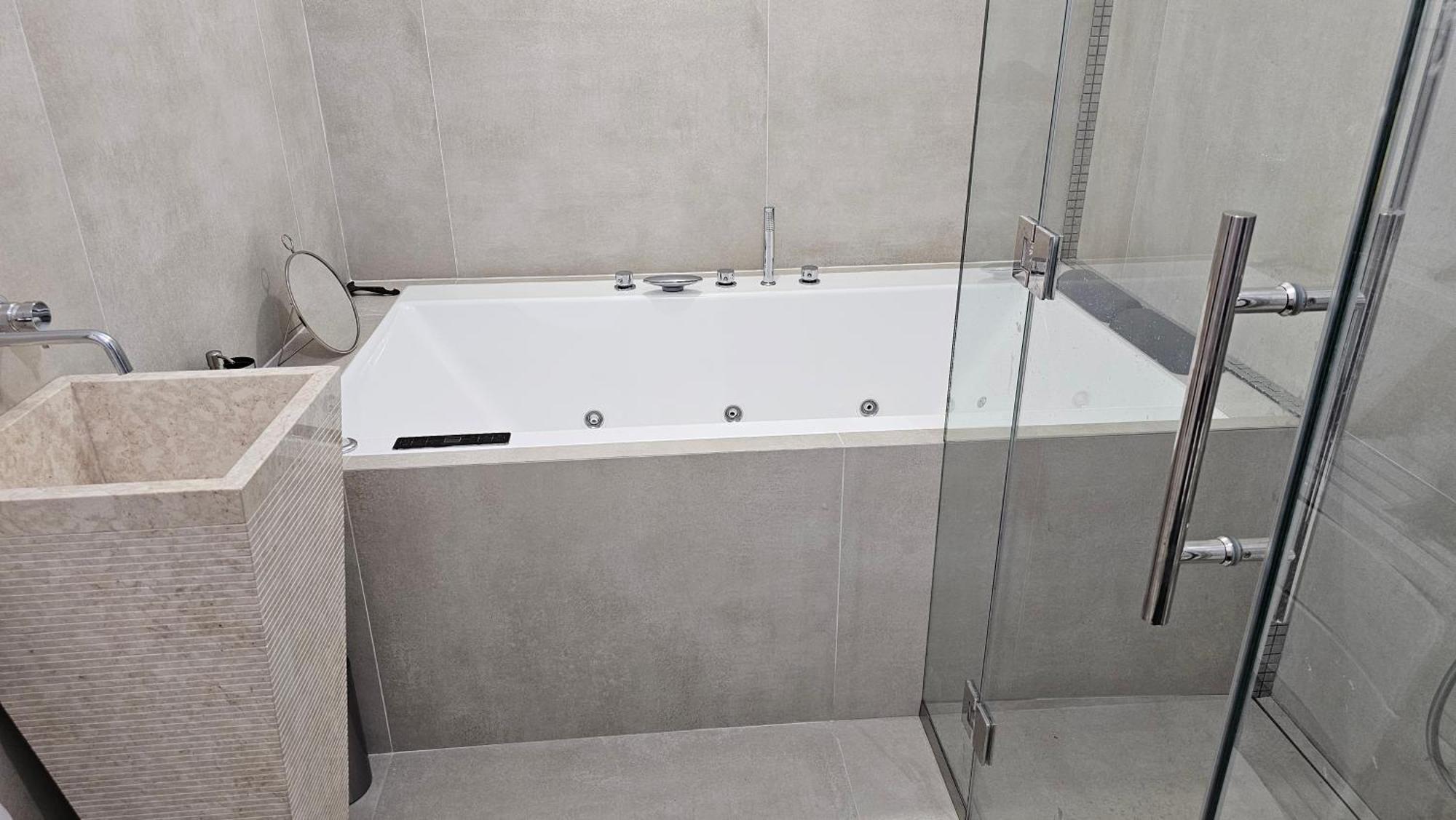 Oasis Jacuzzi Retreat Apartment Марбеля Екстериор снимка